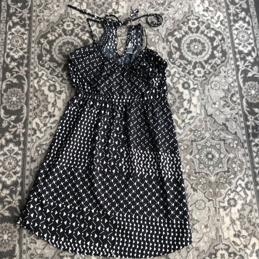 Roxy Dress, Size Small, Black and White, Toe around neck, very light weight